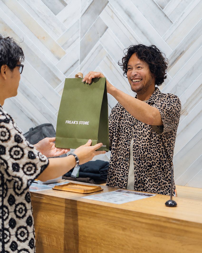 配信終了後には、マーシーさんがフリークスストア テラスモール湘南店に登場。スタッフとして接客にあたり、訪れたファンと交流した。