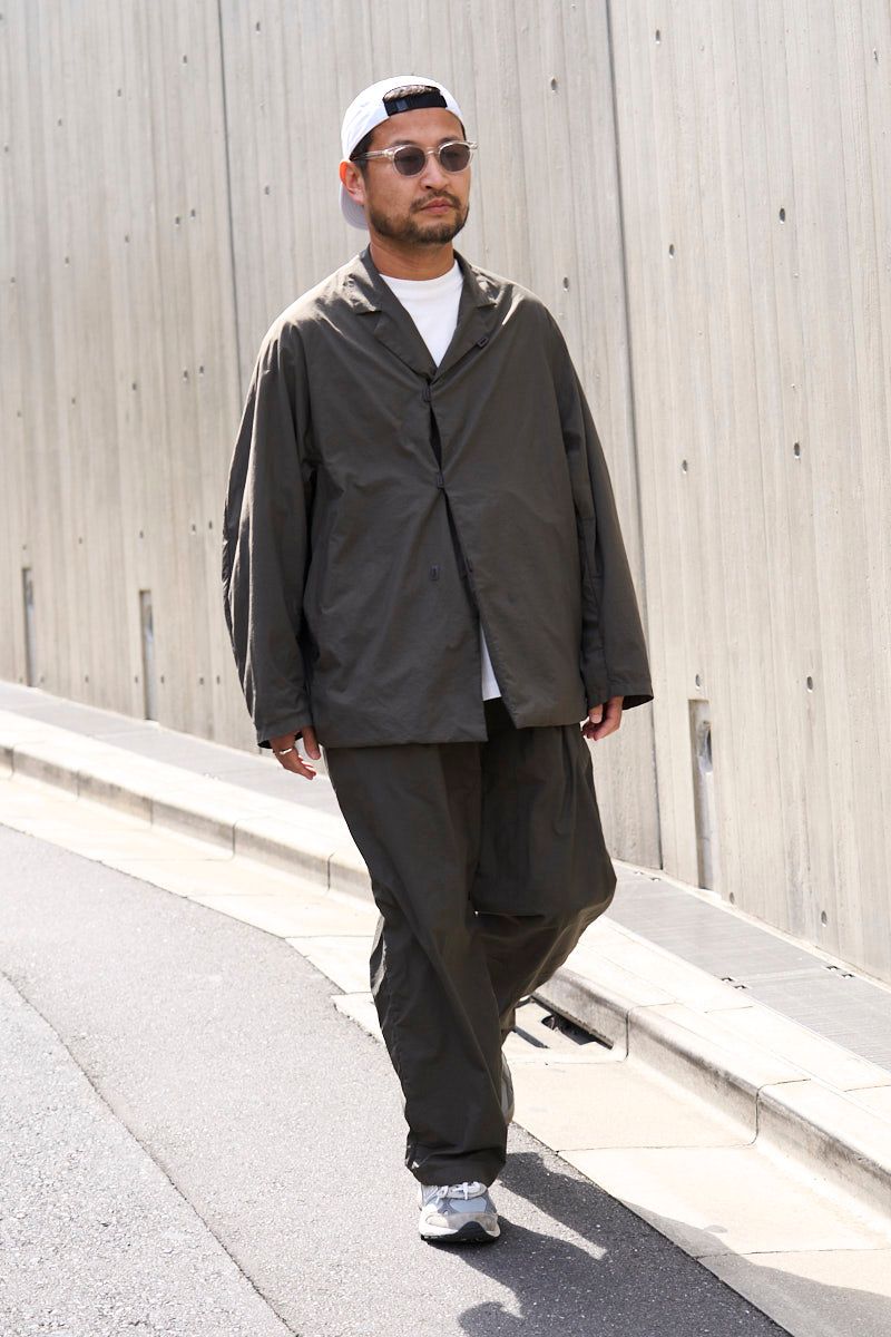 ジャケット、パンツ＝ともにテアトラ
