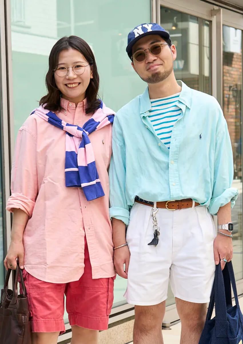 街の大人たちが駆使した「シャツの着こなしテクニック」。袖まくり、タックイン、インナーちら見せetc. - 1枚目の画像