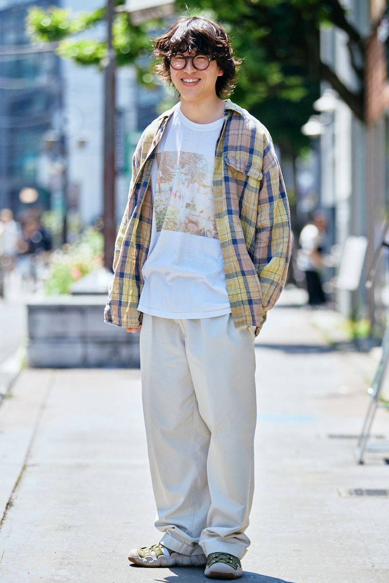 眼鏡＝レスカルネティエ　シャツ、ブレスレット、リング＝すべて不明　Tシャツ＝ ヘインズ　パンツ＝ラルフローレン　腕時計＝アップル　シューズ＝キーン