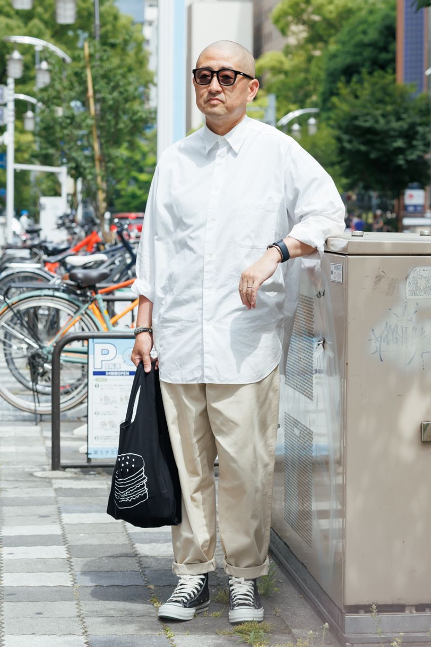 初夏の王道「ベージュパンツ」。洒落者たちの最新の着こなし5選をスナップで - 3枚目の画像