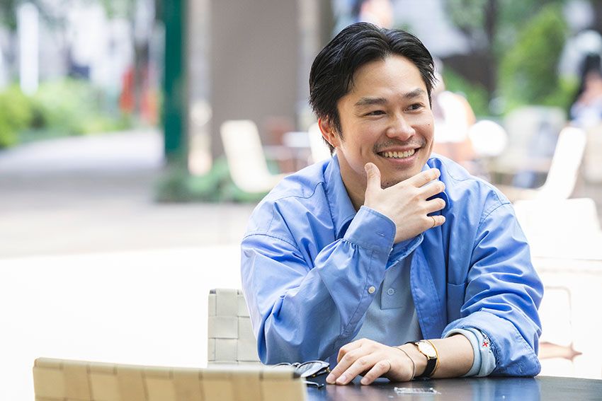 秋元剛（あきもと・ごう）さん●ファッション誌の広告営業として経験を積み、のちに編集も兼任。その後、独立し2018年、父、千代の富士のライセンスを管理し、あらゆる企画を運営する「秋元」を設立し取締役に就任する。その傍ら、ファッションブランドをメインにPRやプロモーション、撮影のディレクションやイベントのキャスティングなど、フリーランスとしても幅広く活躍中。