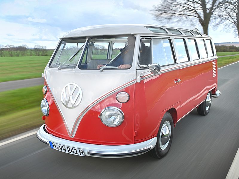 “ワーゲンバス”の愛称で親しまれたType 2 T1。大きなVWエンブレムとV字形のフロントが象徴的だった。