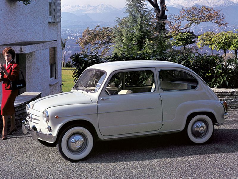 小さな車体と親しみやすい表情で、当時のイタリアの暮らしを支えた初代600。