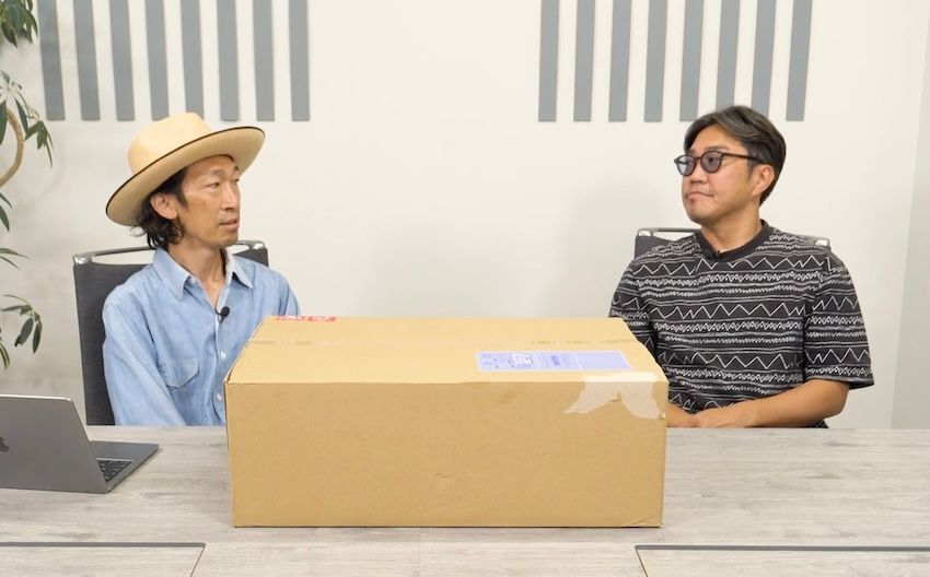 ［左］原 亮太●OCEANS統括編集長。’79年生まれ。落語好きな愛知県出身者。シャツ／古着、デニム／リーバイス（すべて私物）［右］菊池陽之介●’79年生まれ。スタイリスト熊谷隆志氏に師事し、2004年に独立した敏腕。Tシャツ／〇〇〇〇、パンツ／〇〇〇〇（すべて私物）
