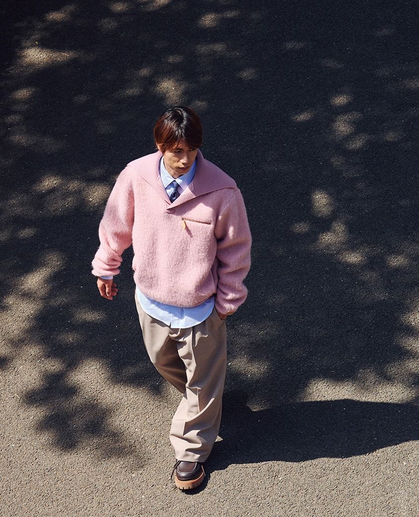 淡いピンクのプルオーバーニットを主役に、タイドアップとベージュのタックパンツで上品にまとめた。異なる素材や色を重ねながらも、全体はどこか軽やか。リラックス感とエレガンスを絶妙なバランスで行き来する。ニット38万3900円［予価］、シャツ18万4800円、パンツ20万3500円、タイ3万7400円、靴20万6800円／すべてルイ・ヴィトン