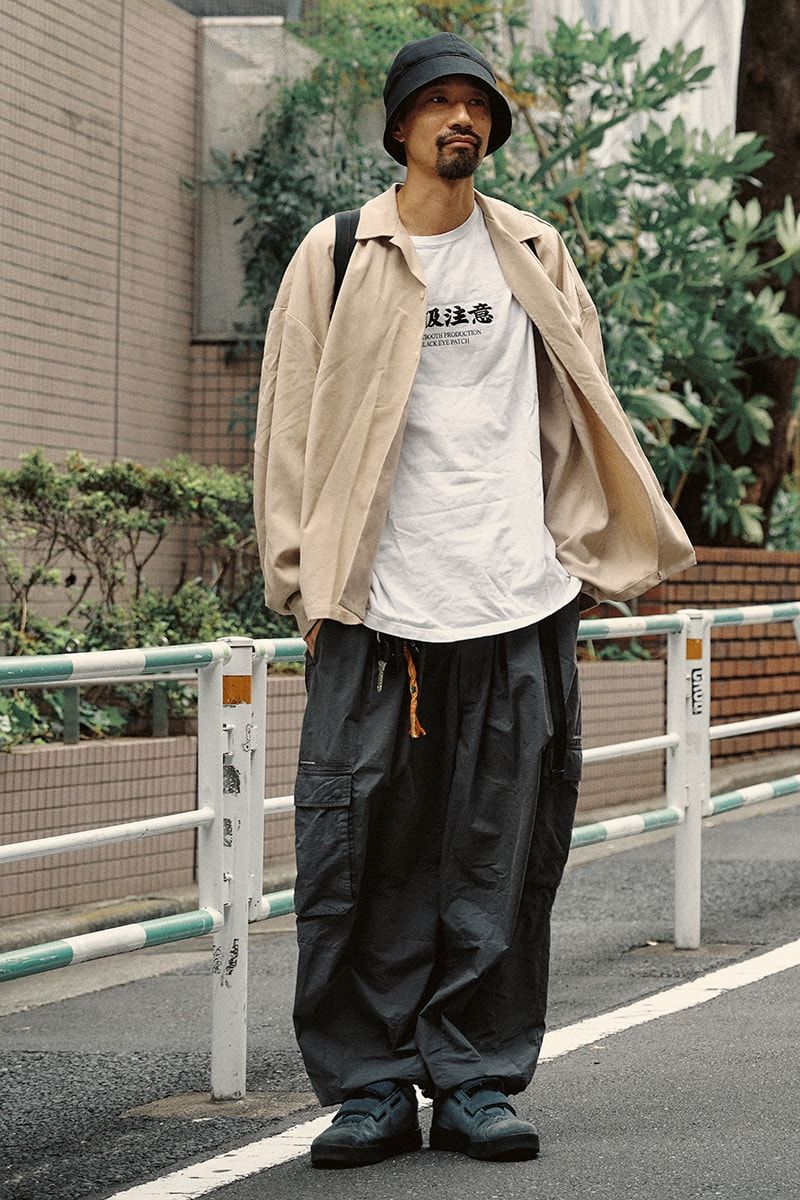 シャツ、パンツ＝ともにタイトブース