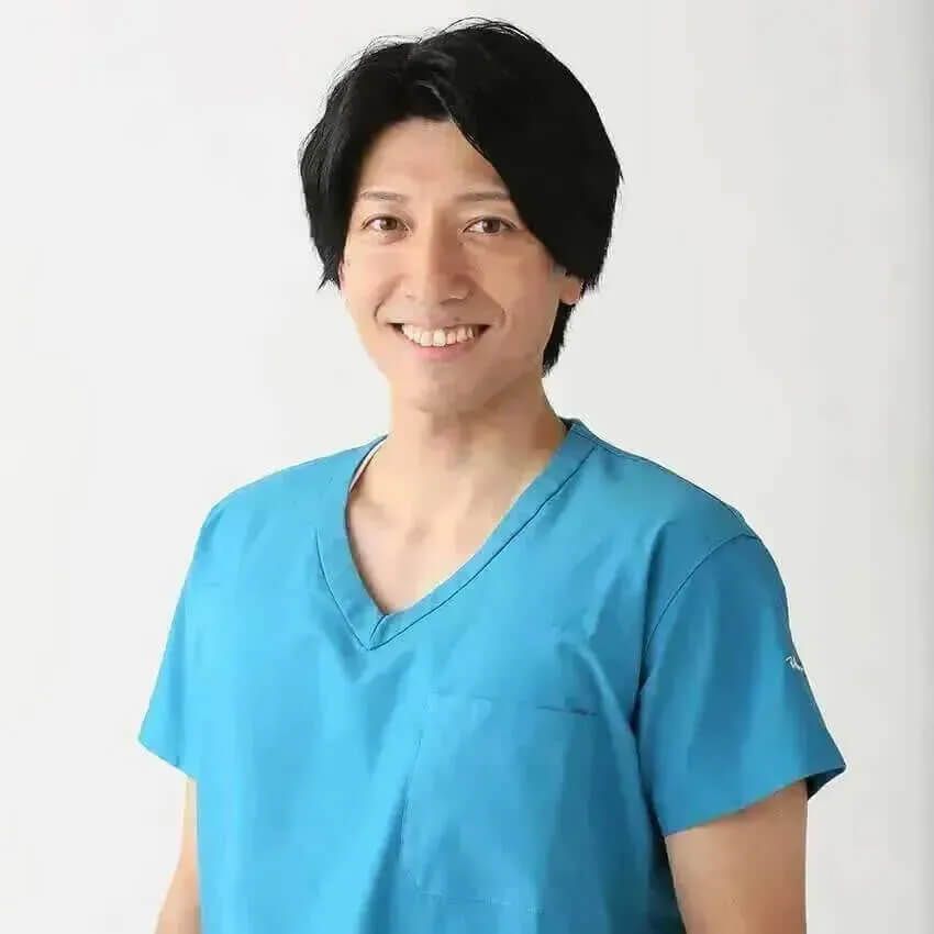 ストレッチ整体師とも先生●滋賀県草津市で唯一の「慢性腰痛 専門整体院」である整体院智-TOMO-の院長。日本代表のプロサッカー選手から94歳の患者様まで幅広く施術している。YouTubeのチャンネル登録者数は67万人を超え、メディアへの出演実績も多数。目標は「全世界から腰痛をなくし、健康寿命を伸ばす」こと。