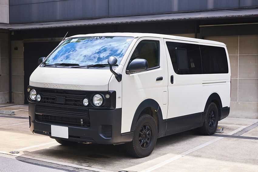 トヨタ・ハイエースをベースに丸目4灯へカスタムした人気モデル。無垢のアカシア天然木に囲まれた車内はベッドやテーブルに展開でき、自由なバンライフに好適。都心を難なく縫える取り回しの良さと、膨大な荷物を飲み込む高い積載力を備え、30万km走る耐久性や安全性能も健在。長く愛せる究極の実用車だ。