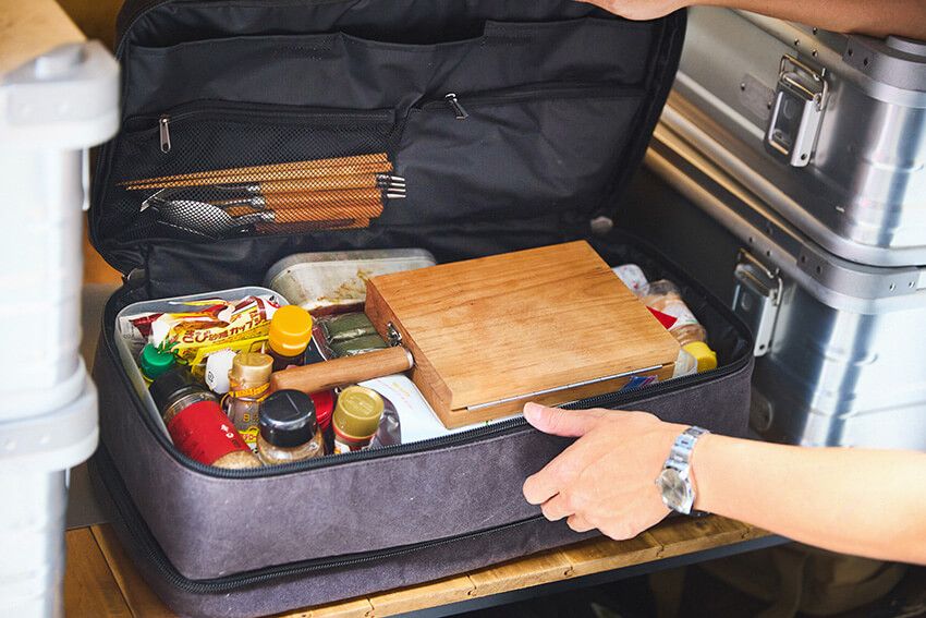 徳井さんが実際に使い込んでいるMystifyの収納力抜群な「awesome tool bag」。
