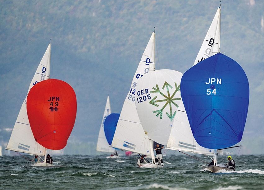 国際ヨットレース「BIWAKO DRAGON INVITATION 2024」には13の国と地域から約100人のトップセーラーが集結。ヤンマーは、風力を使うセーリングスポーツの普及と発展を継続的に支援してきた。