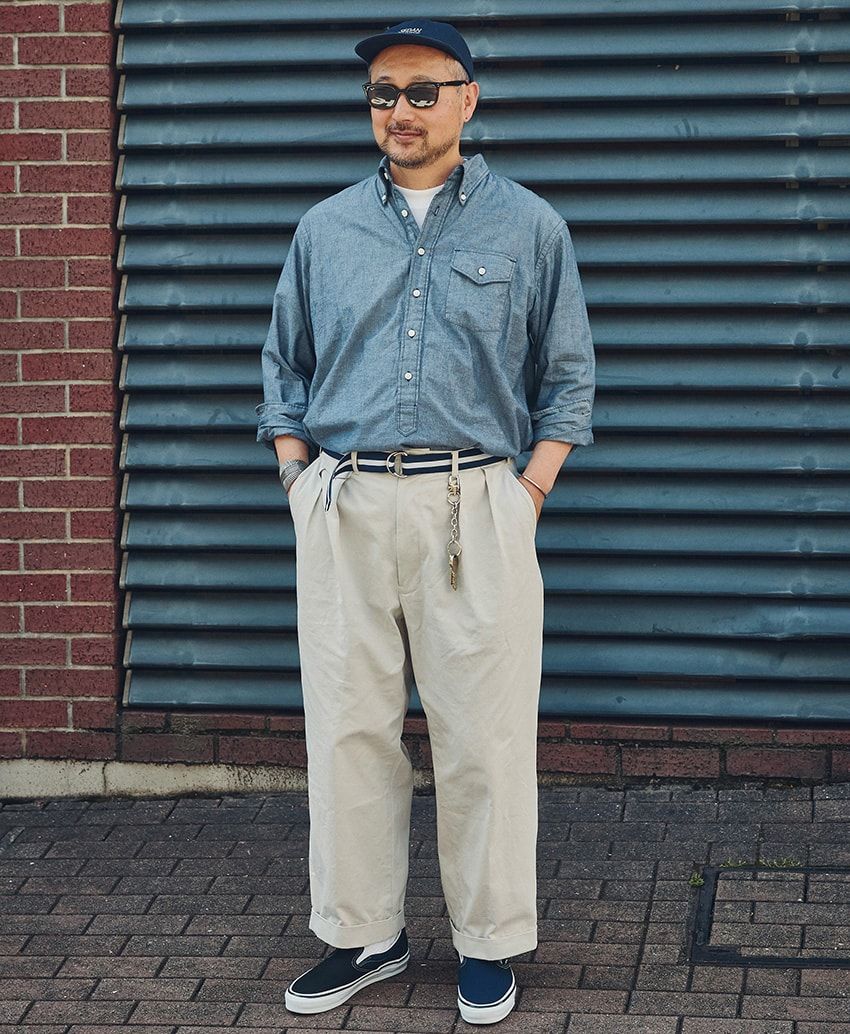 シャツ＝エンジニアード ガーメンツ　Tシャツ＝キャプテンサンシャイン　スニーカー＝ヴァンズ　サングラス＝レイバン　帽子＝セダンオールパーパス