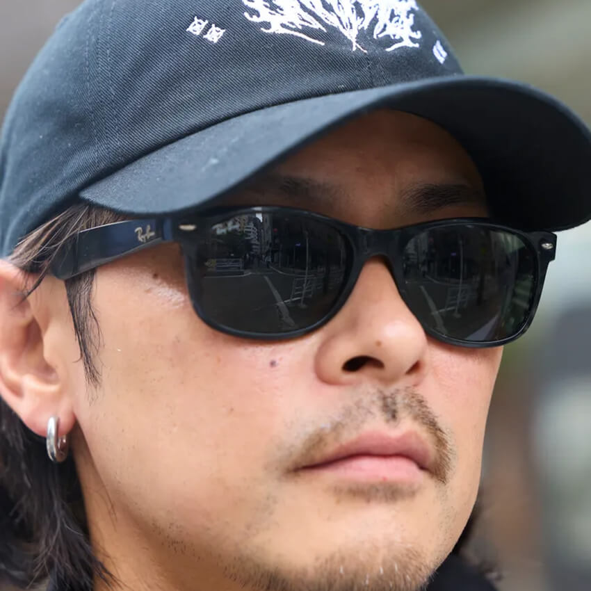 レイバン「ウェイファーラー」新旧対決！“ノーマルvs.ニュー”街角の