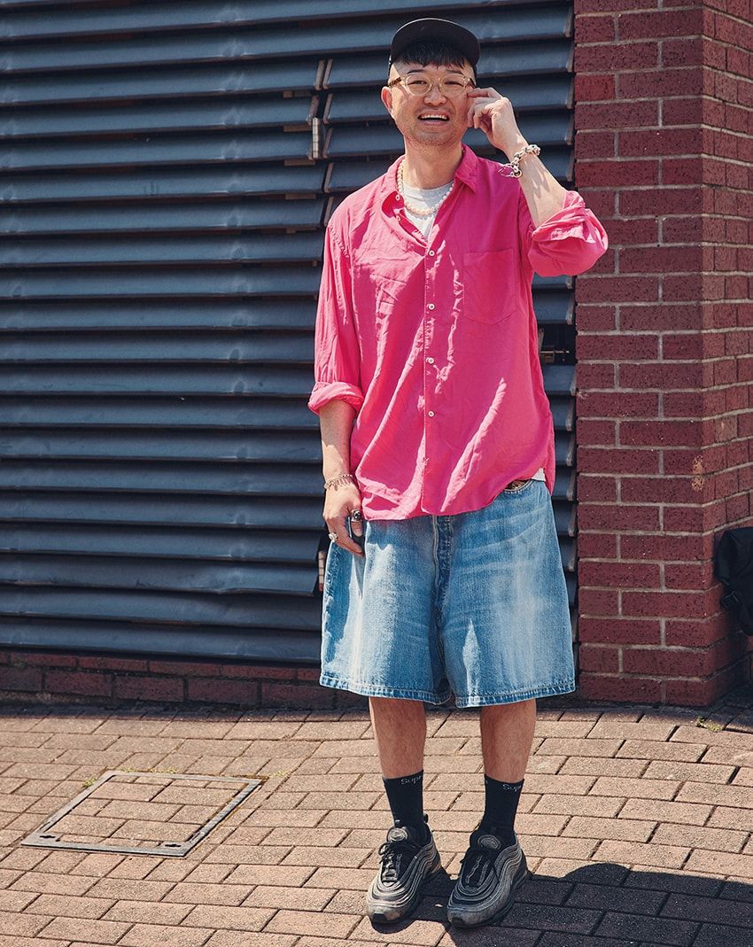 シャツ＝コム デ ギャルソン・オム プリュス　Tシャツ＝古着　ショーツ＝クラス　ソックス＝シュプリーム