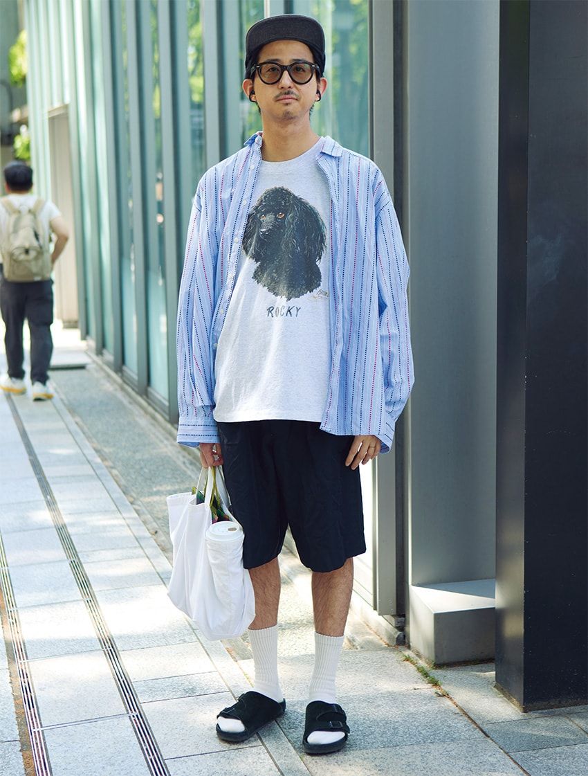 シャツ＝ベースレンジ　Tシャツ＝古着　ショーツ＝コム デ ギャルソン　サンダル＝ビルケンシュトック　メガネ＝レイバン