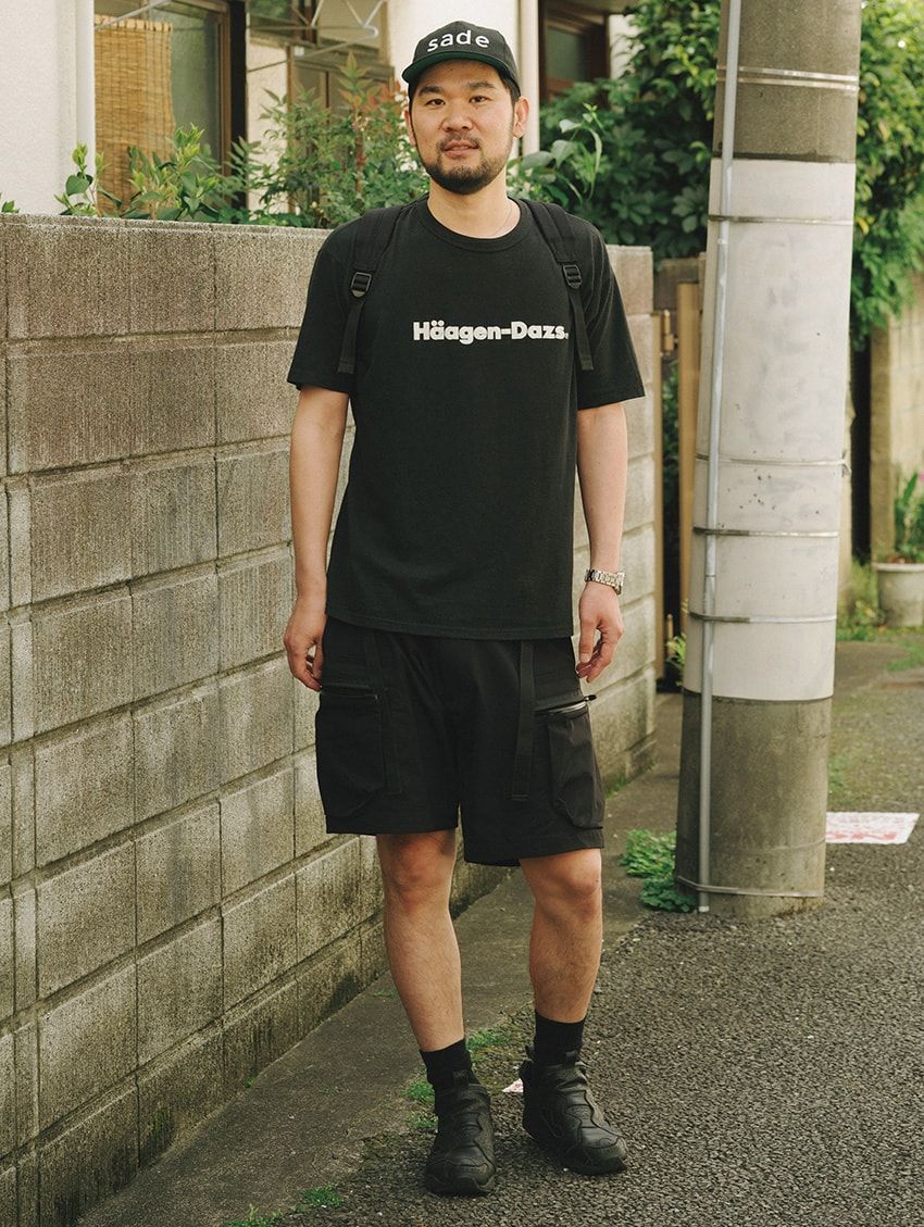 Tシャツ＝古着　ショーツ＝アクロニウム　スニーカー＝リーボック　バッグ＝コム デ ギャルソン　腕時計＝セイコー