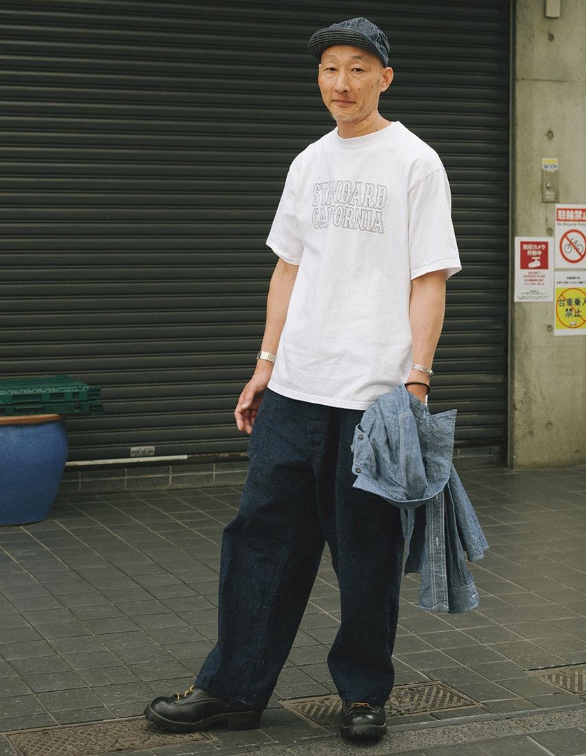 Tシャツ＝スタンダード カリフォルニア　デニム＝TCBジーンズ　ブーツ＝ウェスコ　腕時計＝スウォッチ　帽子＝バズリクソンズ