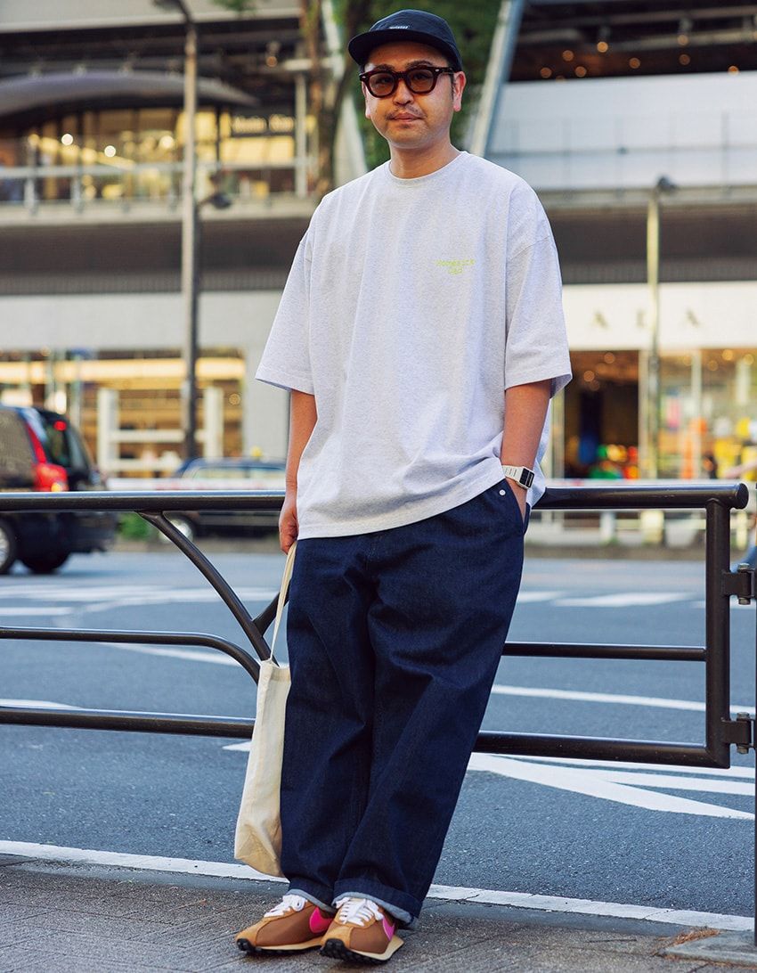 Tシャツ、デニム＝ワイドダッド