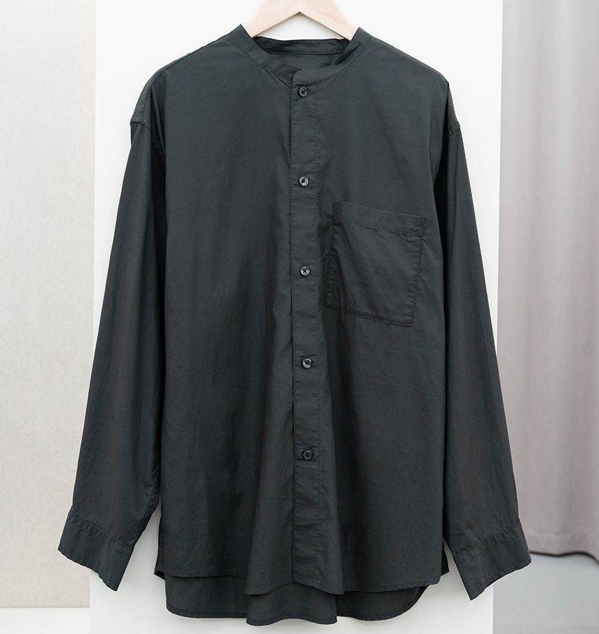 「紳士 なめらか スタンドカラー長袖シャツ」3990円（7/15発売）／無印良品　0120-146-404