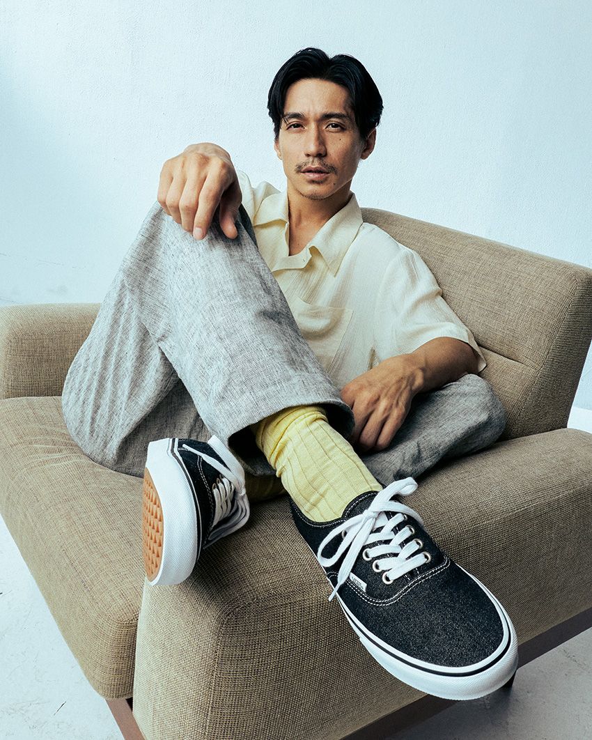 合わせる服を選ばないシンプルなブラックスニーカー。デニムの風合いが足元にさりげない個性を添える。「オーセンティック デニム」ブラック8250円／ヴァンズ（ABCマート　0120-936-610）