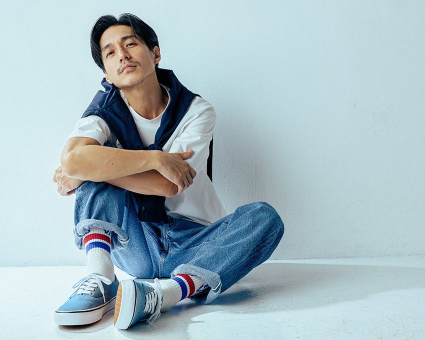 夏はTシャツスタイルなどあっさりとした装いになりがち。だからこそ、コーディネイトのアクセントになるデニムスニーカーが重宝する。「オーセンティック デニム」ライトブルー8250円／ヴァンズ（ABCマート　0120-936-610）