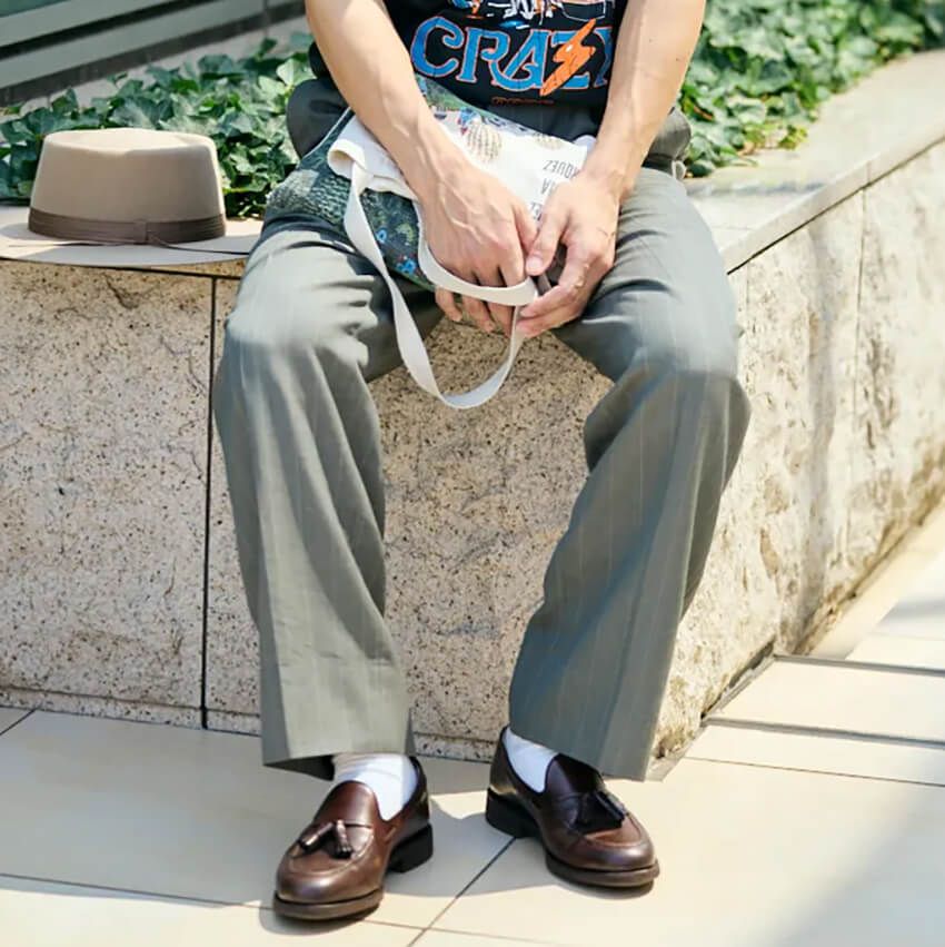 夏こそ“スラックス”の出番！シックで清潔感がある「大人カジュアル」を作るヒント - 1枚目の画像