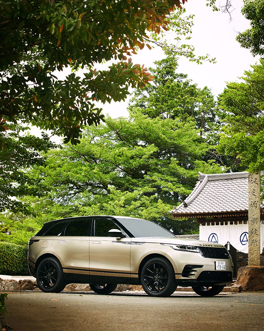 撮影車両は「レンジローバー ヴェラール」。全長4820×全幅1930×全高1685㎜、直列4気筒ターボエンジン、排気量1998cc、システム最高出力404PS、システム最大トルク640Nm、定員乗車5名。1232万円〜／ランドローバーコール　0120-18-5568