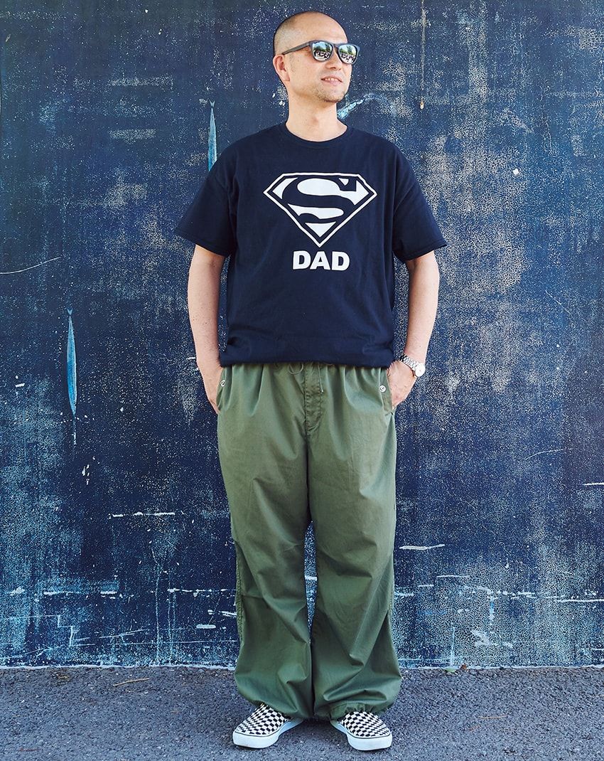 Tシャツ、パンツ、サングラス＝古着