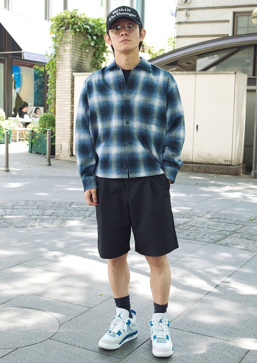 シャツ＝タイムイズオン　Tシャツ＝ボット　ショーツ＝ザラ　スニーカー＝ジョーダン ブランド　腕時計＝ベル&ロス
