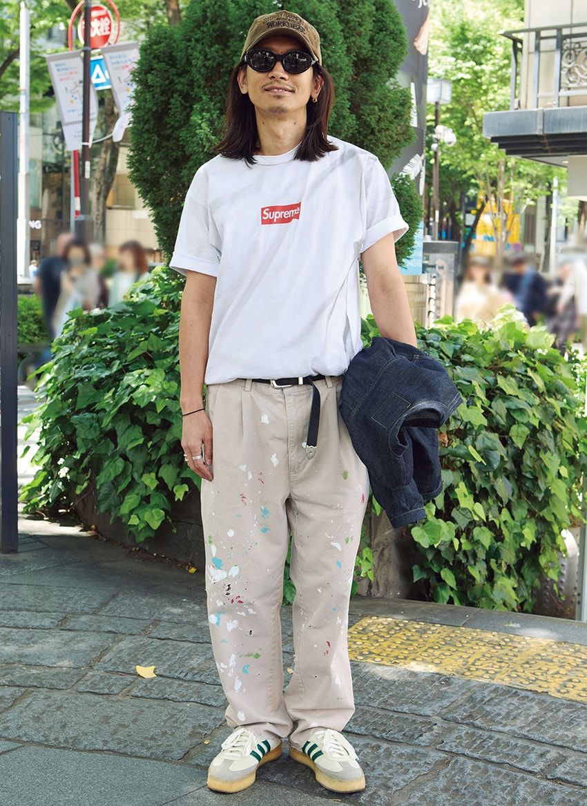 Gジャン＝リーバイス　Tシャツ＝シュプリーム　パンツ＝ポロ ラルフ ローレン　スニーカー＝アディダス オリジナルス × キス　帽子＝ステューシー