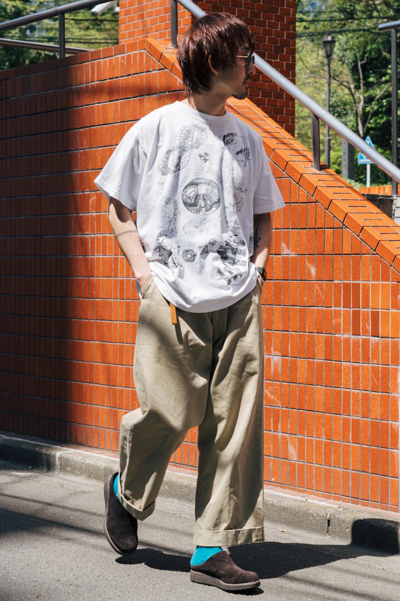 Tシャツ、カットソー、パンツ＝すべて古着