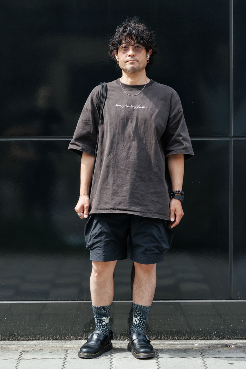 シンプルな「黒ショーツ」を無難に見せない着こなしは？ リアルコーデ5選！ - 2枚目の画像