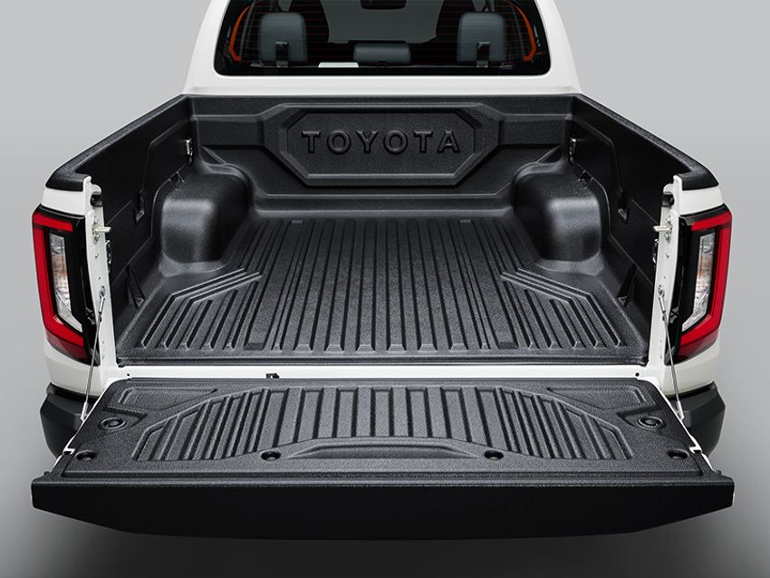 「新型ハイラックス」の進化ポイントをトヨタ公式に聞いてみた！デッキステップ、電動パワステetc. - 6枚目の画像