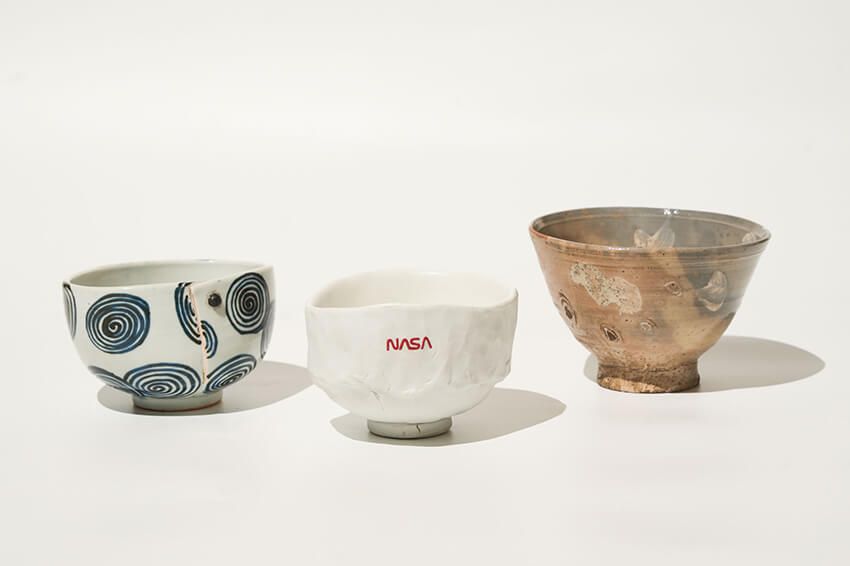 左：300年ほど前の古美術。割れた陶磁器を金や漆などで修復した伝統技法“金継ぎ”が見られる。中：トム・サックスの茶道をテーマにした“ティー・セレモニー”。右：江戸初期の発掘伝製品である唐津焼の器。