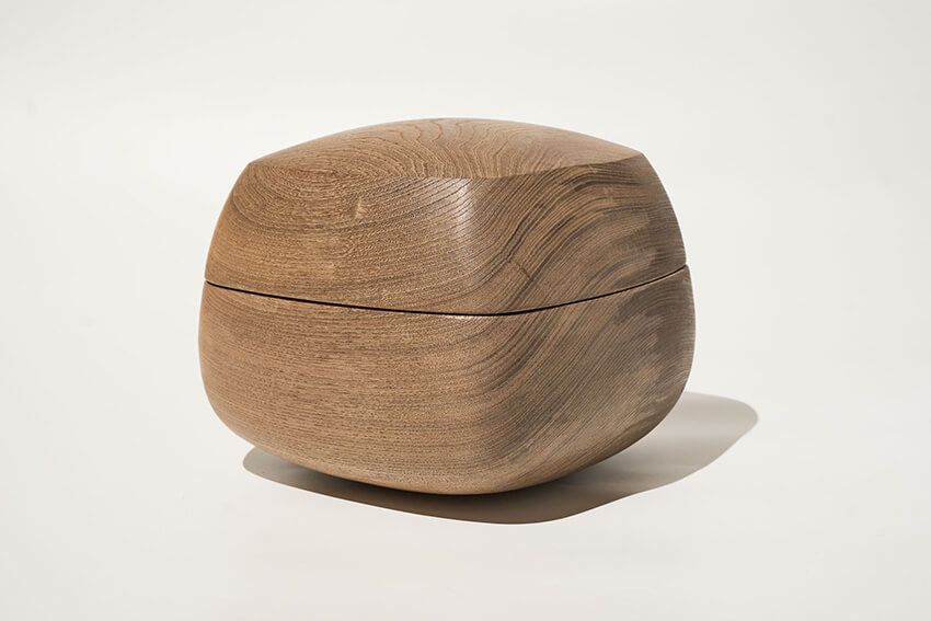 木工芸作家、佃眞吾氏の代表作である「櫃（ひつ）」。栗の木の塊から彫り出した造形が美しい。