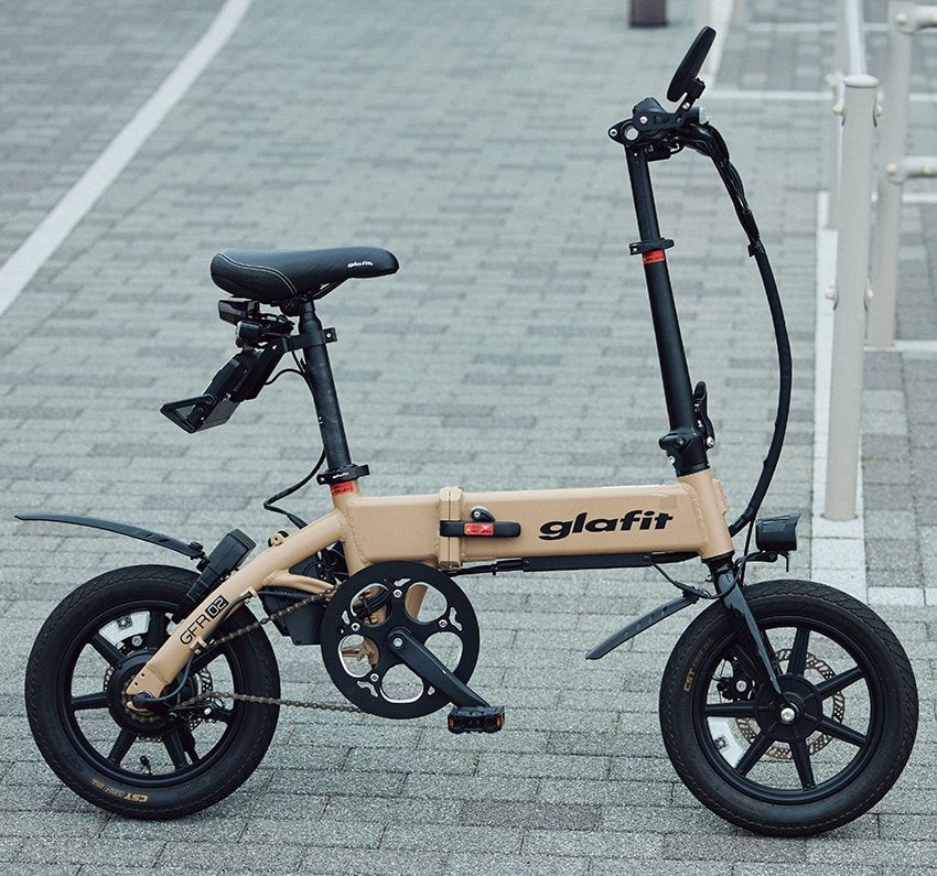 折り畳み自転車のようなボディながら、独自に考案した「モビチェン」機構を採用。電動モペット（原付1種）と自転車を合法的に切り替えて使える二刀流バイクだ。フル電動での走行距離は約34㎞。全長1280×全幅535×全高1040㎜ 30万8000円／グラフィット　pr@glafit.com