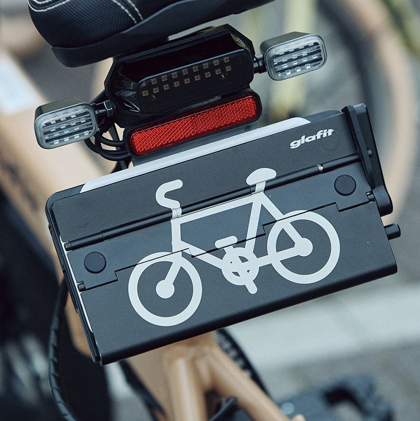 例えば、電動モペットから 「モビチェン」 すると、ナンバープレートがカバーで覆われ自転車モードに。この状態のときは、自転車の駐輪場に合法的に止められるのだ。