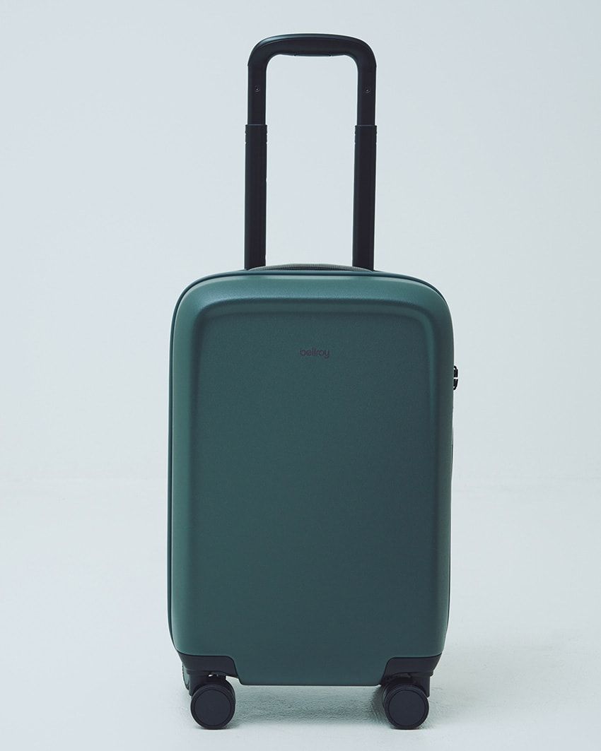 外装も内側もリサイクル素材を使用し、カスタムメイドの伸縮ハンドルは3段階の高さに調節できる。キャスター、ハンドル、ロック、パッキングキューブは交換可能。全容量43.7ℓ、重量3.1㎏。「トランジット キャリーオン」H555×W350×D225㎜  5万4900円／アントレックス　0120-813-321