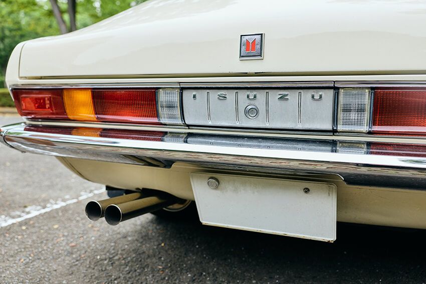 1968年から1981年までいすゞ自動車が製造したラグジュアリーな2ドアスポーツクーペ。イタリアの著名なデザイナー、ジョルジェット・ジウジアーロが手がけた流麗なフォルムは、日本の自動車史に残る傑作デザインとして知られている。中岡さんの愛車は1979年式の後期型だが、前のオーナーによって初期型の特徴である丸目仕様にカスタムされた唯一無二の佇まいを持つ1台である。