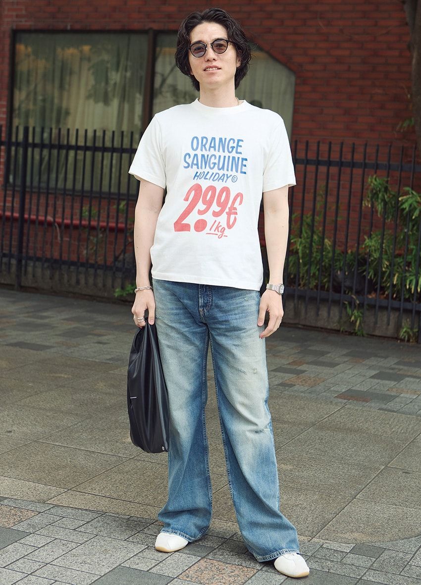 デニム＝アクネ ストゥディオズ　Tシャツ＝ユナイテッドアローズ　スニーカー＝アディダス　腕時計＝カルティエ　バッグ＝MM6