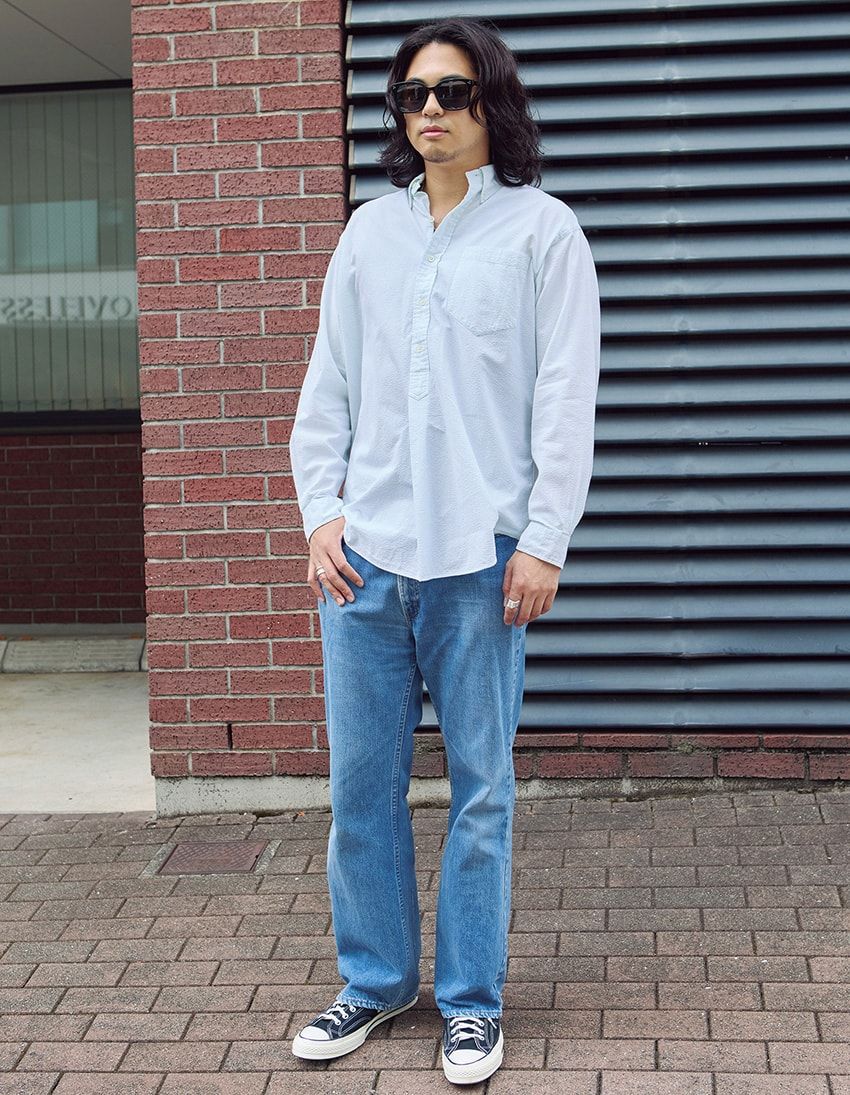 デニム＝リーバイス　シャツ＝ポロ ラルフ ローレン　スニーカー＝コンバース　サングラス＝ブルー エレファント