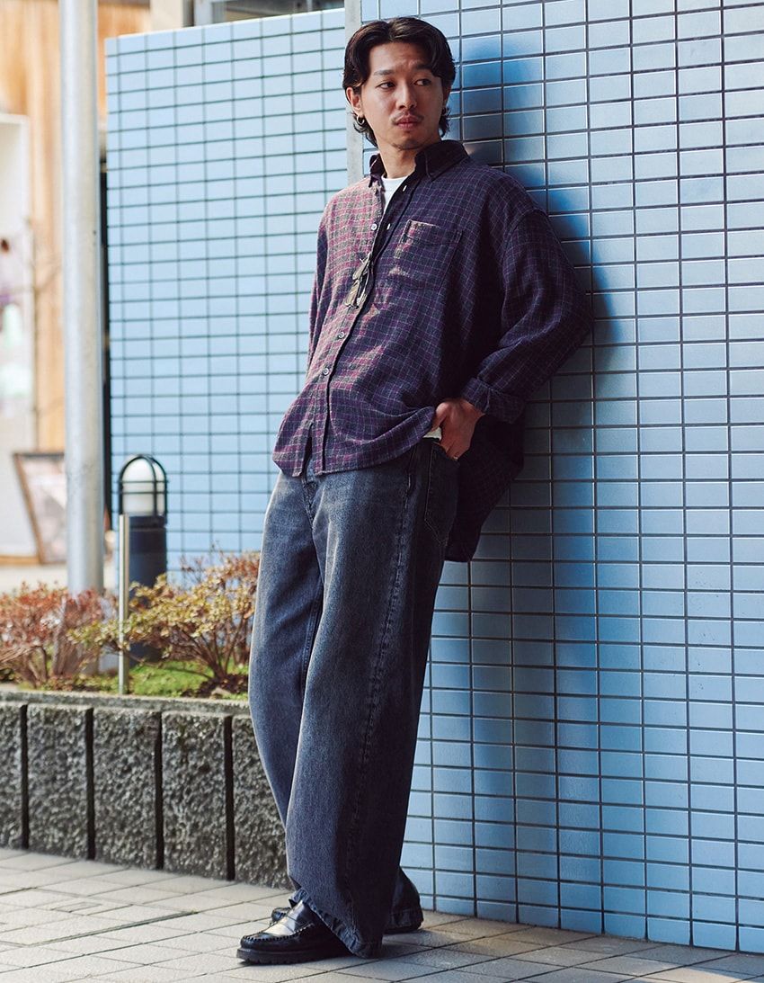 デニム＝アクネ ストゥディオズ　シャツ＝アワーレガシー　靴＝ジーエイチバス