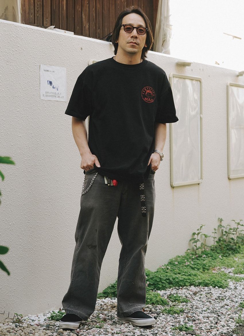デニム＝ベンデイビス　Tシャツ＝マッドマガジン　スニーカー＝ヴァンズ　メガネ＝アメリカン オプティカル　腕時計＝ロレックス