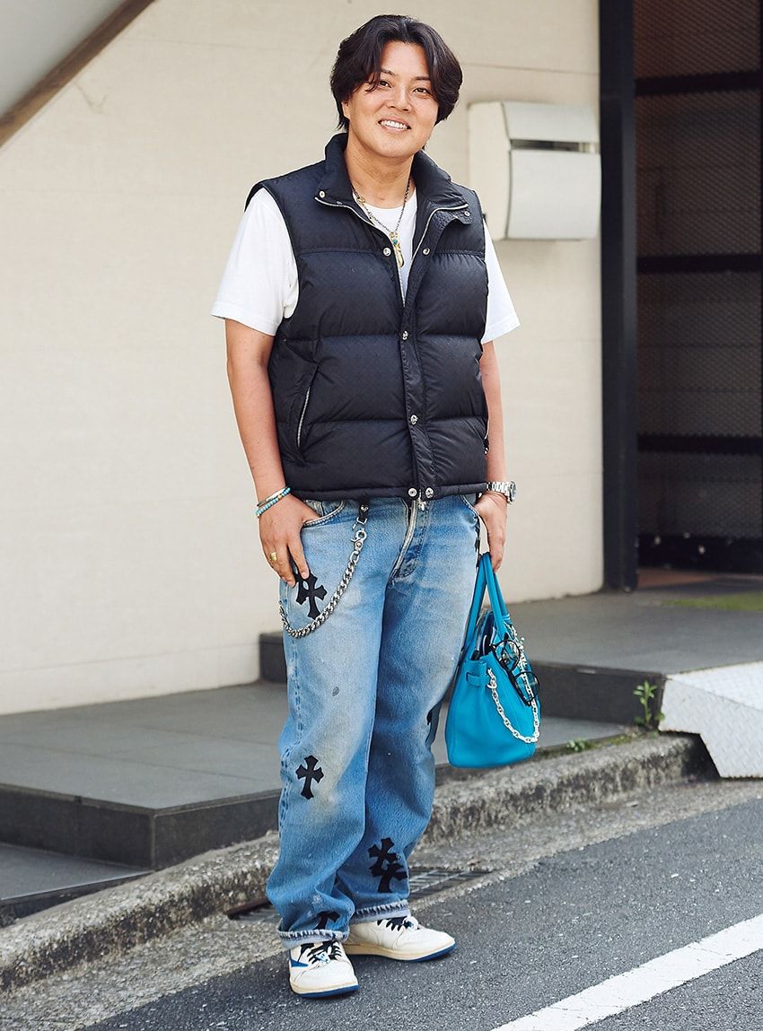 デニム、ベスト、Tシャツ＝クロムハーツ