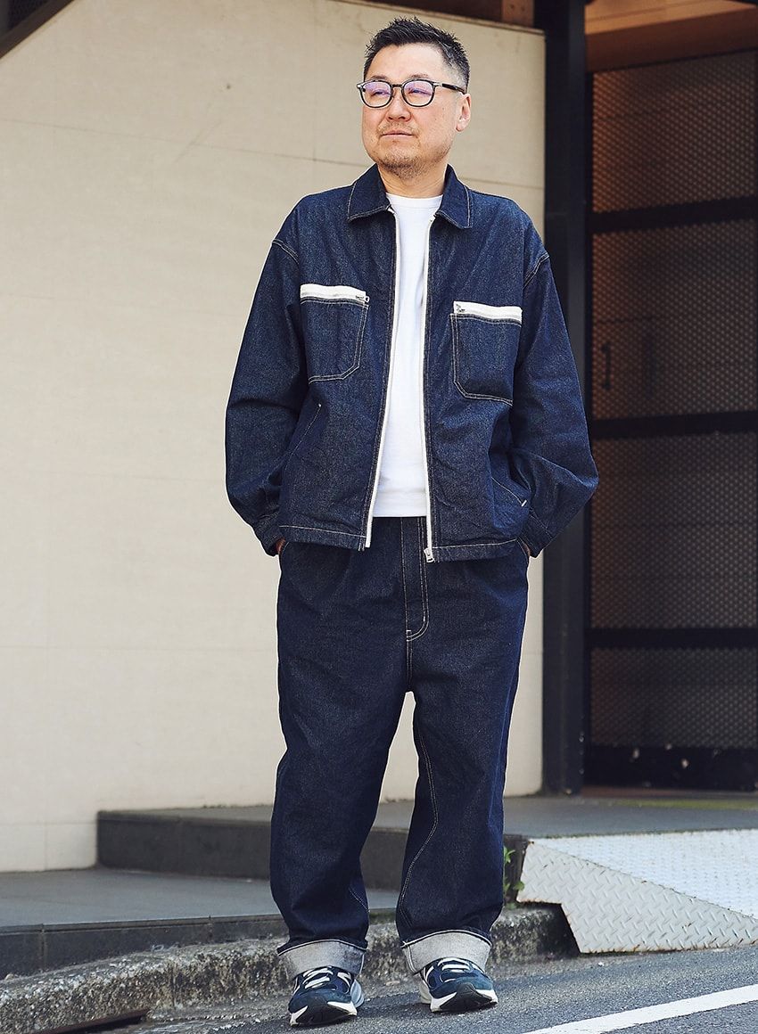 デニム、デニムジャケット、Tシャツ＝コム デ ギャルソン・オム　スニーカー＝ニューバランス