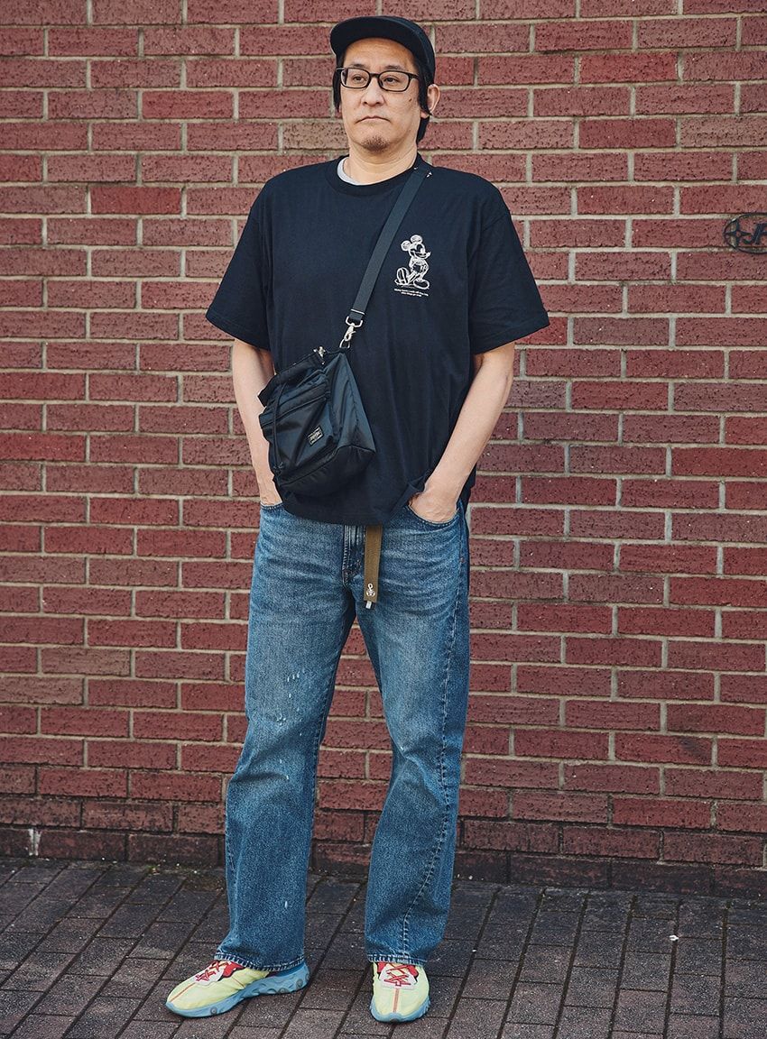 デニム、Tシャツ＝GU × アンダーカバー　キャップ＝シュプリーム