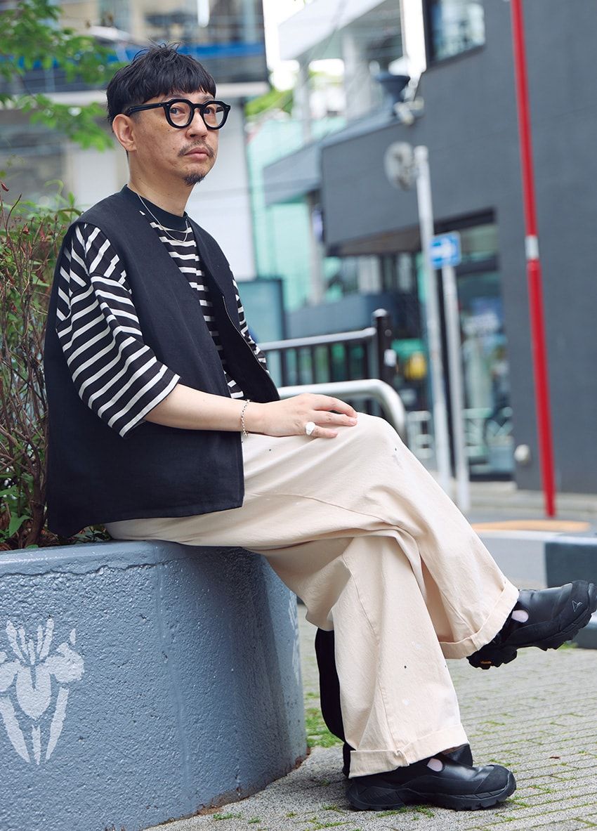 パンツ＝エディフィス　Tシャツ＝マーガレット ハウエル　靴＝ロア　メガネ＝レスカ ルネティエ