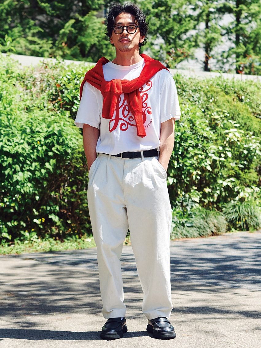 パンツ＝スティーブン アラン　Tシャツ＝ゲンイザワ　靴＝古着　メガネ＝ギュパール