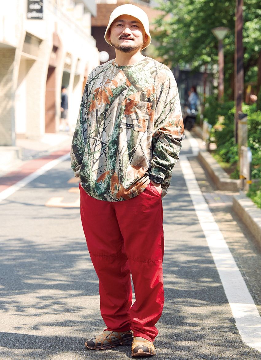 カットソー、パンツ＝古着