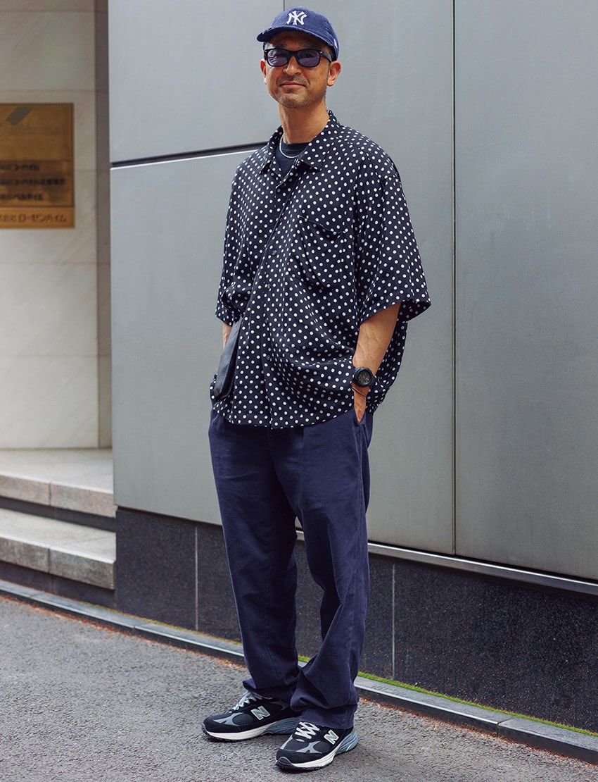 シャツ、パンツ＝ポロ ラルフ ローレン　スニーカー＝ニューバランス　メガネ＝レイバン　腕時計＝Gショック